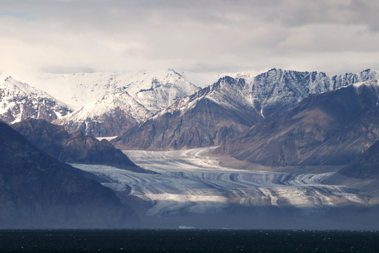 Glacier Sirmilik au loin, en face de Pond Inlet.