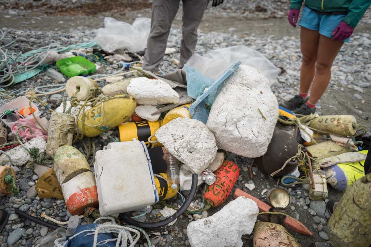 Un assortiment typique de débris marins, comprenant des bouées, du polystyrène, des chaussures et des bouteilles en plastique.
