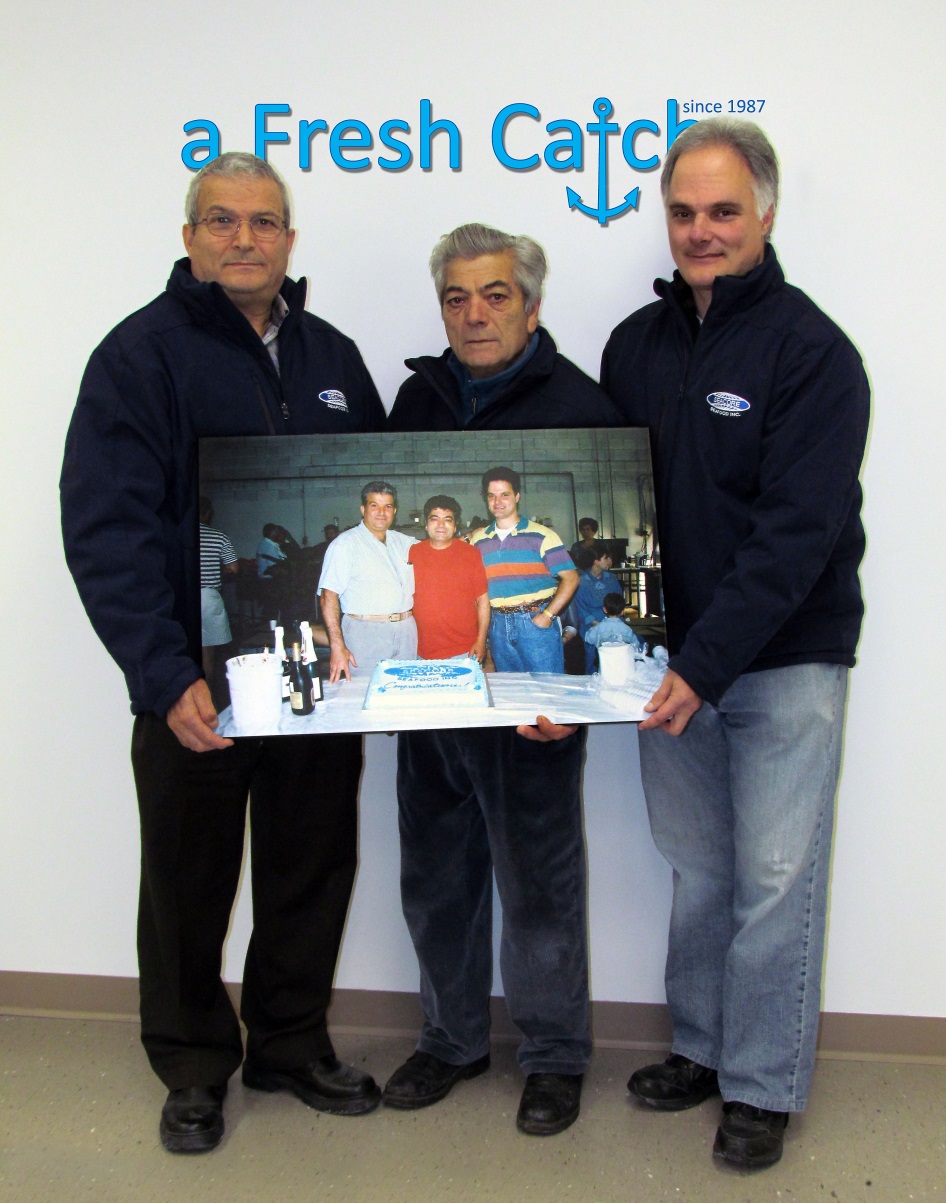 Les cofondateurs de Seacore, Gerry Battaglia, Tony Cristoforo et Joe Nestico, célèbrent leur 25e anniversaire. Les fruits de mer durables ont parcouru un long chemin depuis leur création en 1987, lorsque la photo qu’ils tiennent ont été prise. Crédit : Seacore Seafood Inc.