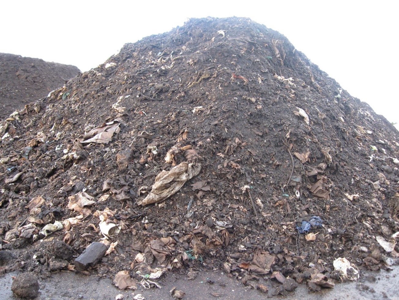 Voici la photo d’un tas de compost contaminé avant le criblage.