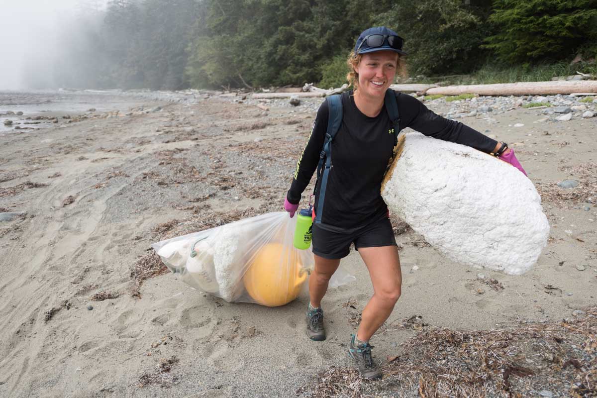 Rachel nettoyant l’un des « monstres en polystyrène » sur le West Coast Trail.