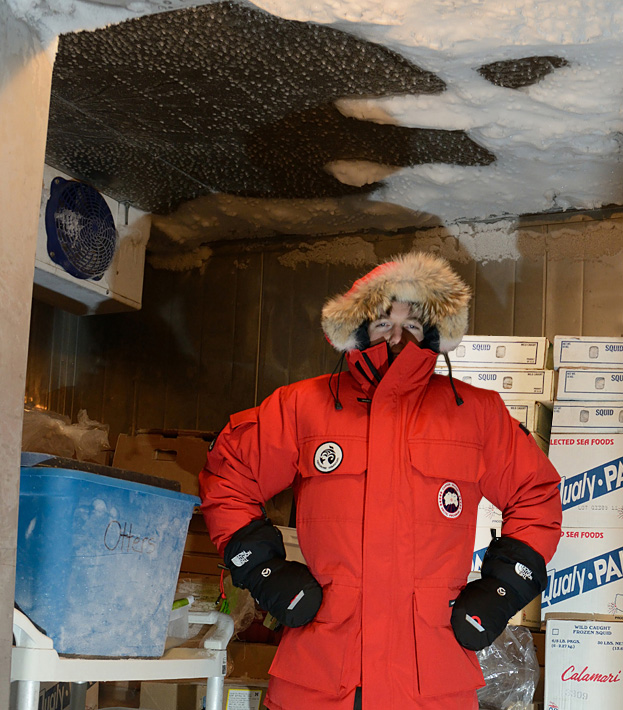 C’est moi avant le voyage, en train de poser ma parka Canada Goose (dans un congélateur à l’Aquarium de Vancouver).