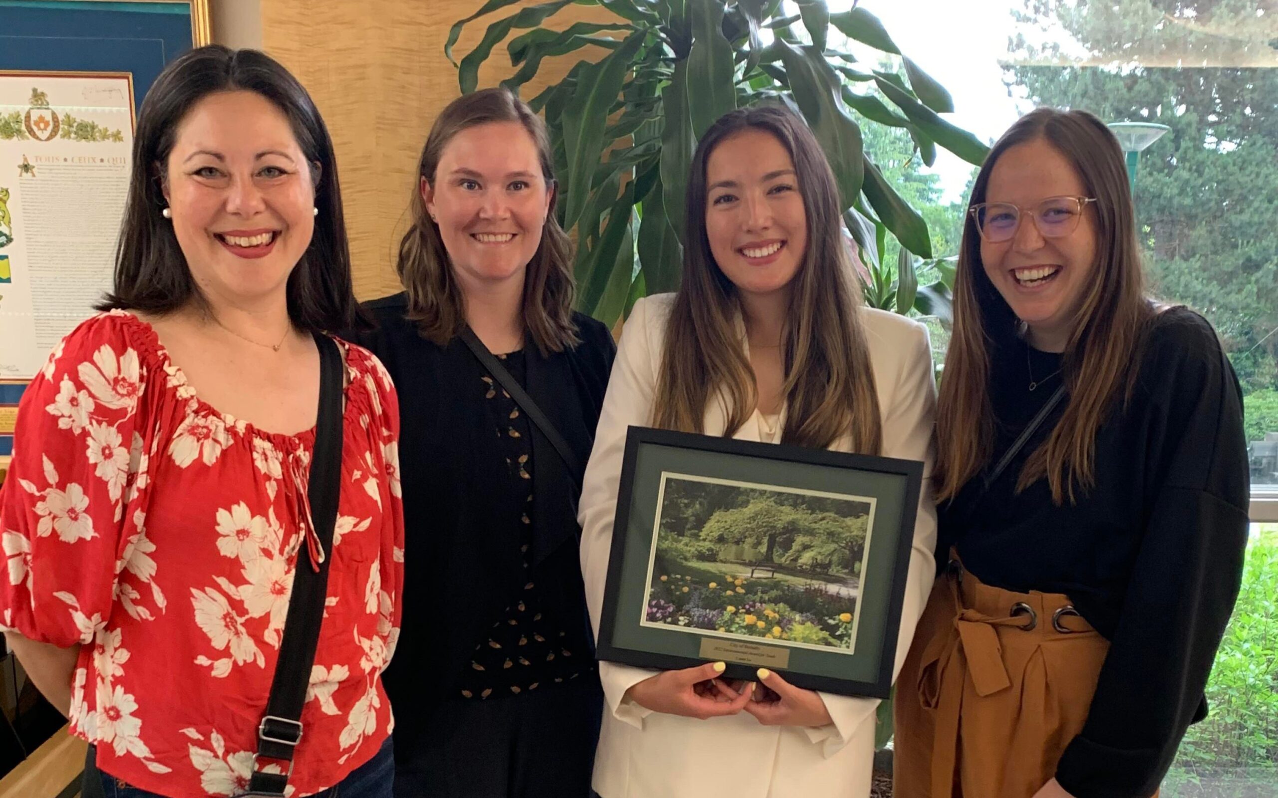 Casey Lo recevant le Burnaby Youth Environmental Award aux côtés de l’équipe YouthToSea d’Ocean Wise. Un ancien élève de YouthToSea remporte un prix environnemental. 